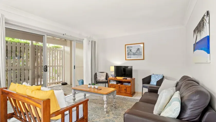 Easy Style Holiday Accommodation Across the Road from the Beach - Image 1