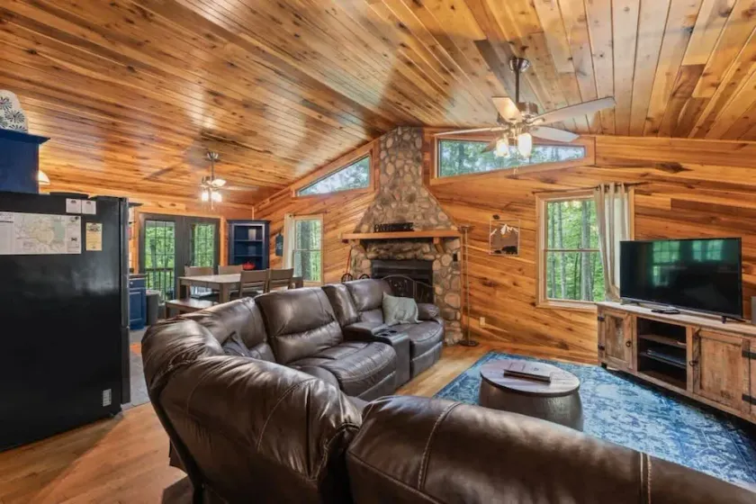 3BR 1.5BA w/ King Bed/Hot Tub in Heart of RRG! - Image 1