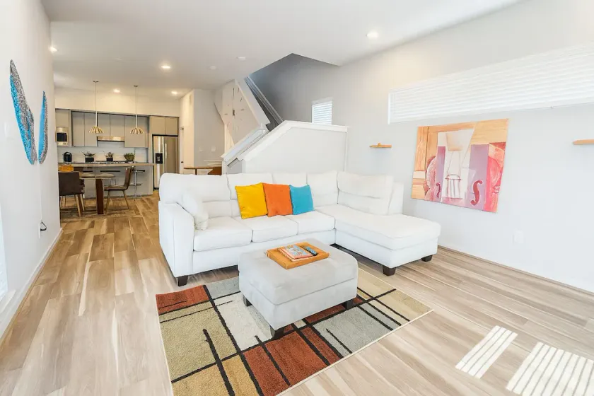 Uptown Galleria | Modern 3-Story Home w/ Garage - Image 1