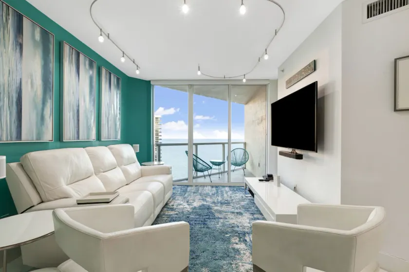 Luxurious 2BD Condo with Direct Ocean Front & Resort Pool in Sunny Isles - Image 1