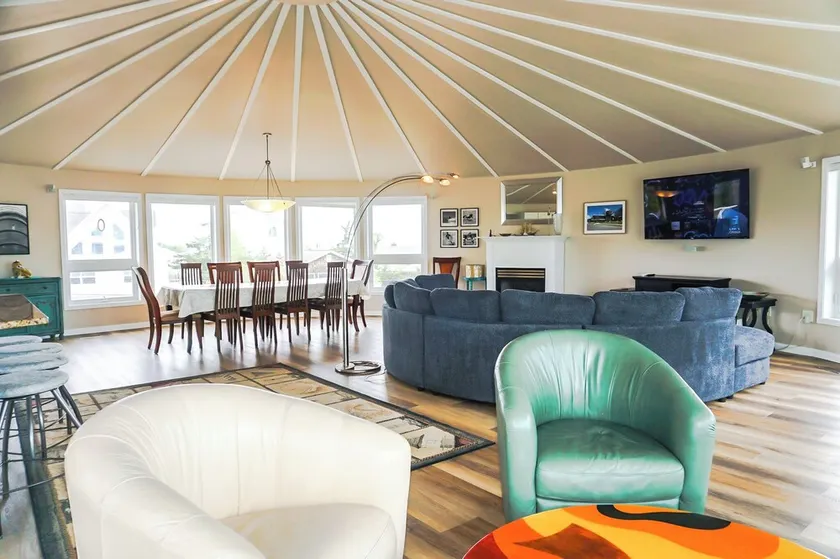 ENDLESS SUMMER ESCAPE - Unique Round Beach house 3BD, 2.5 BA - Sleeps 10 - Dog Friendly - Image 1