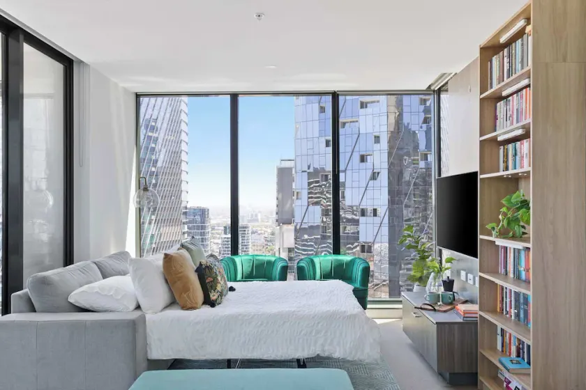 A Cozy 2BR Apt with Harbour Views and FREE Parking - Image 1