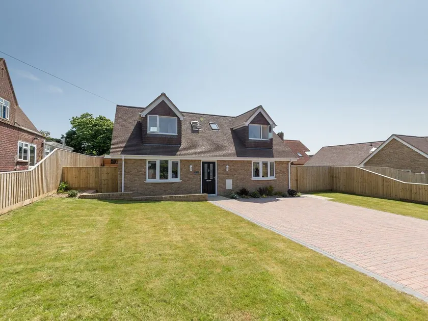 3 bedroom accommodation in Sandown - Image 1