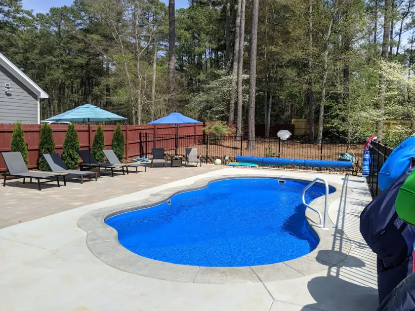 Détente North Raleigh Ranch w / bain à remous, porche filtré, foyer, lits King - Image 1