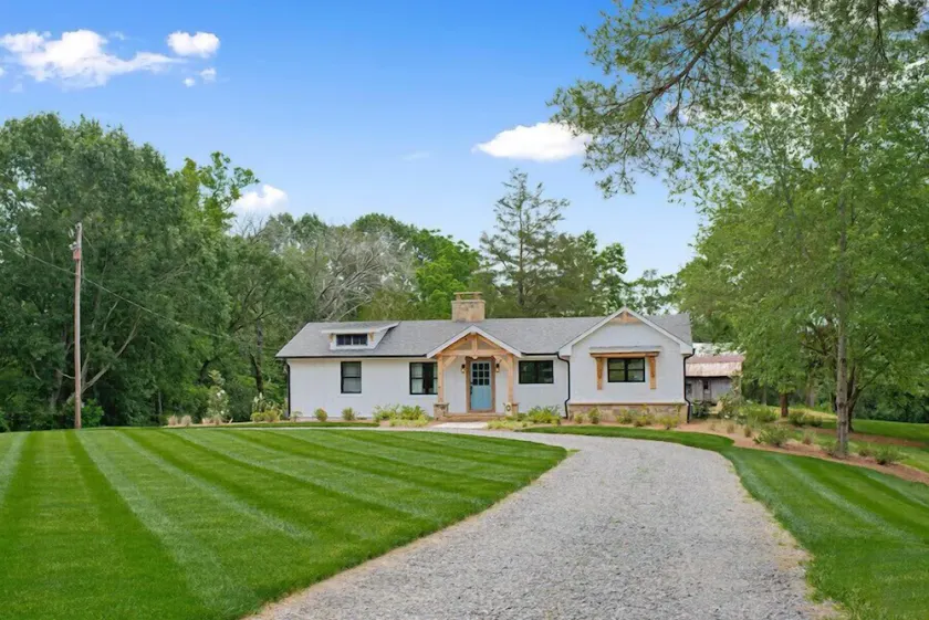 Farmhouse just minutes from Hanging Rock, sister property next door ID#3934130 - Image 1