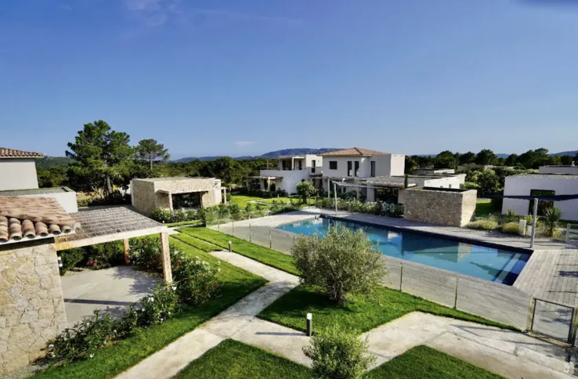 2 mins from the beach! Apartment in new contemporary residence with swimming pool - Image 1