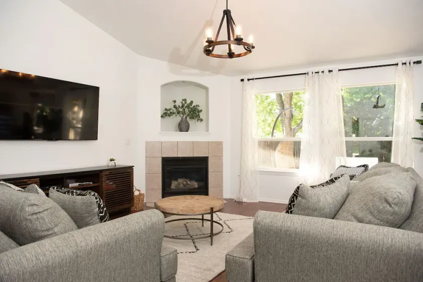  Charming Meridian House~ Amazing Location! - Image 1