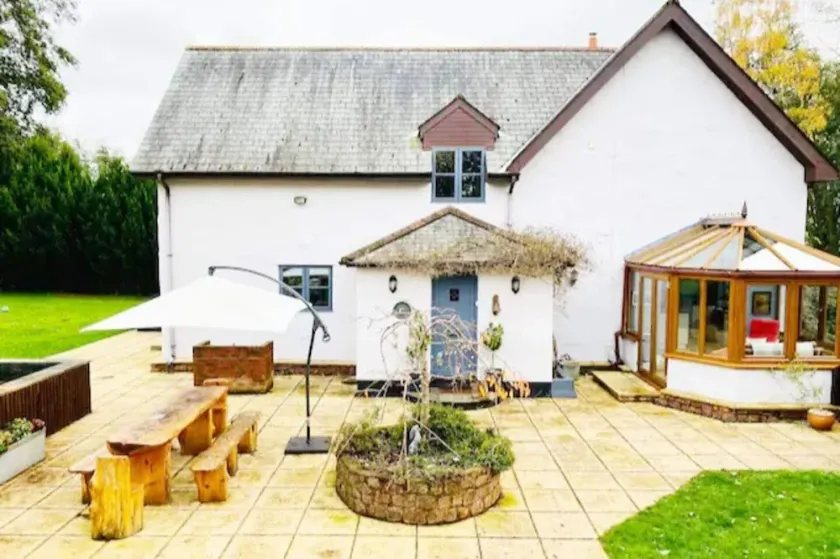 5-Bed Home - Sleeps 12 Pool Garden & Play Area - Image 1