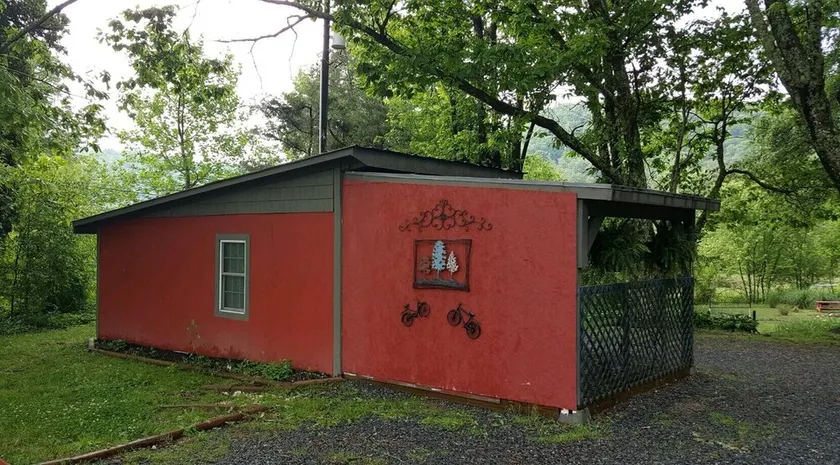 Sweet Suite 3 minutes to  Dupont State Forest!  Take a hike or bring your Bike! - Image 1
