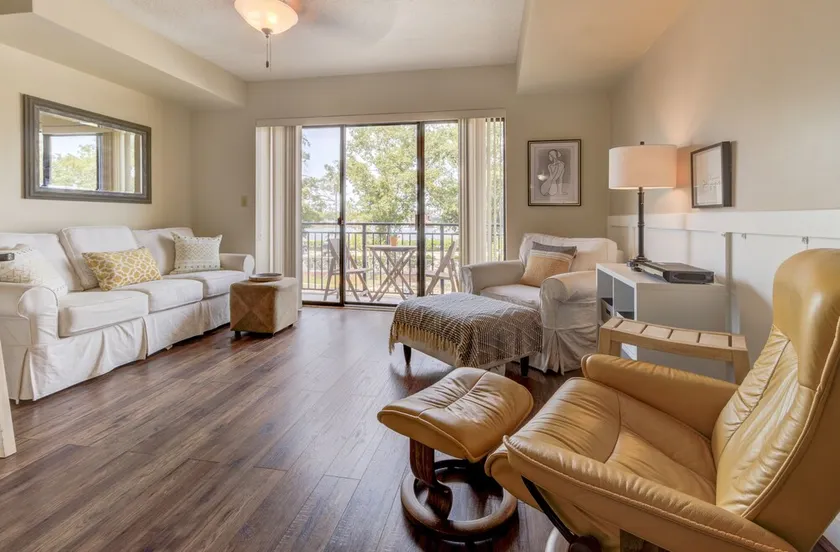 5-Star Downtown Riverview Condo w/Parking - Image 1