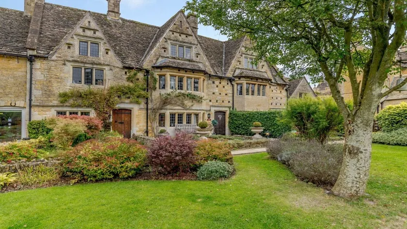 Grade II* listed holiday home with off-street parking and an open-plan garden - Middle Gable - Image 1