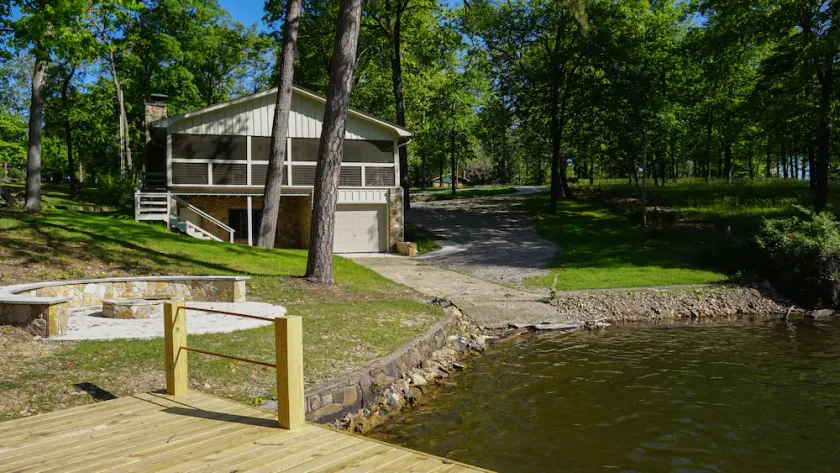 Copper Porch Cottage on Lake Hamilton, Fire pit, Fishing Dock, Boat Ramp, Views! - Image 1