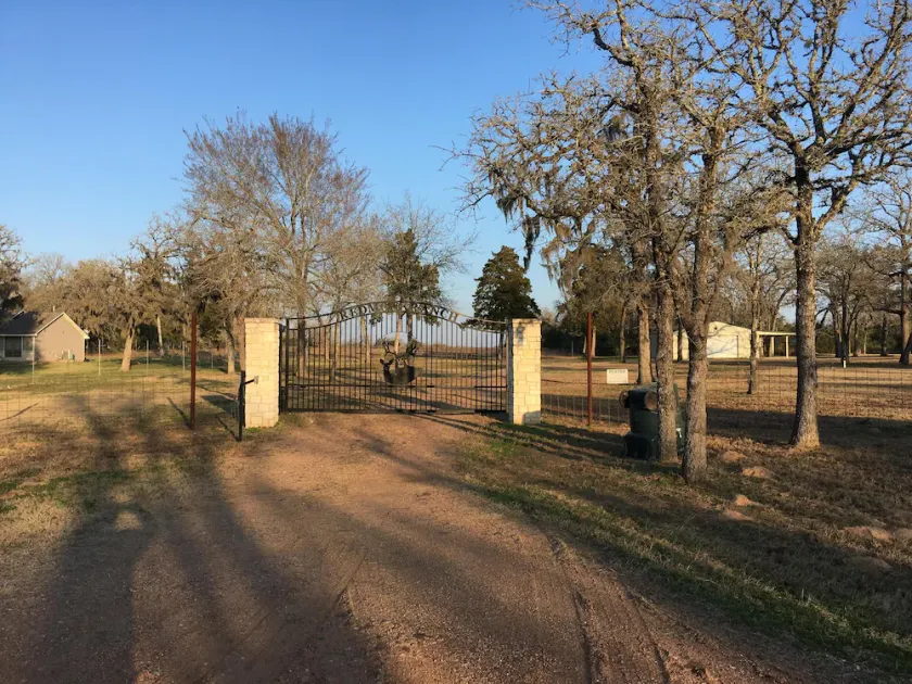 Central Tx House and/or Cabin on 3 acres in the Countryside - Image 1