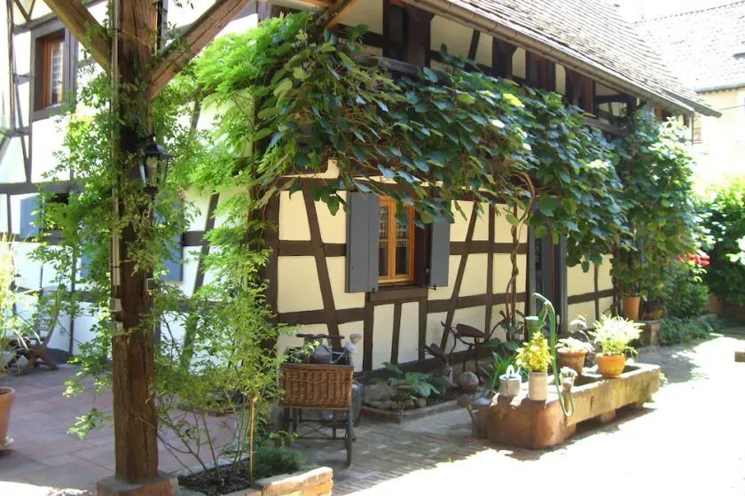 Die Gastfreundschaft der netten Hexe in ihren Fachwerkhäusern und ihrem ruhigen Garten - Image 1