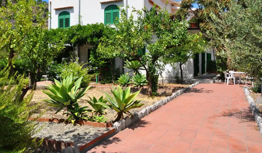 Casa giardino sulle più grandi spiagge di Taormina appart. n. 1 sul lungomare. - Image 1