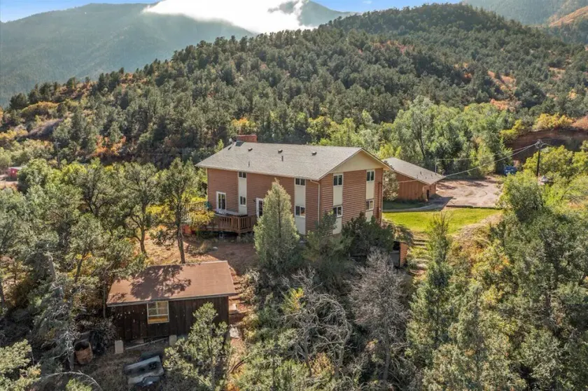 Waltons Mountain Lodge with large HOT TUB - Image 1