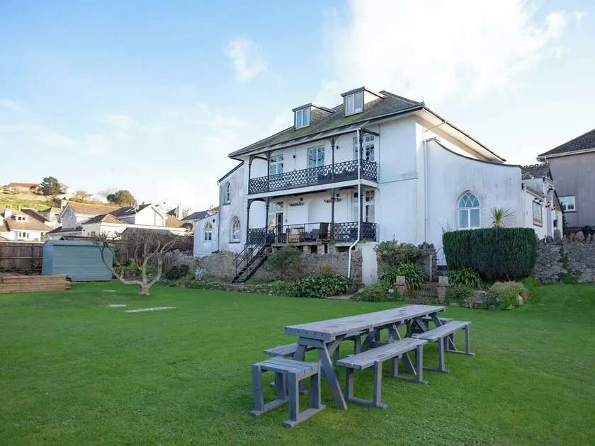 8 bedroom accommodation in Brixham - Image 1