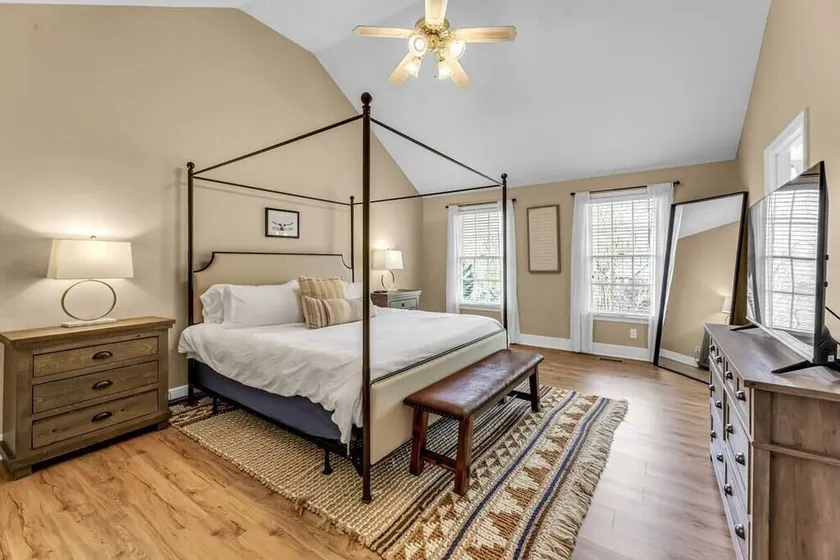 Luxury Home! Sleep Up To 12! Close to everything! - Image 1