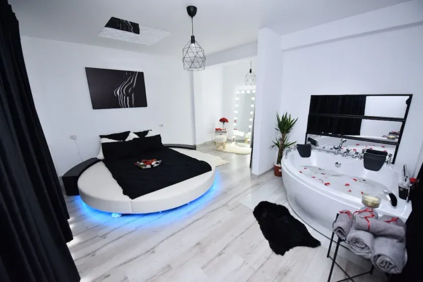 Lux: Jacuzzi Pat Rotund Semineu Oglinda pe Tavan - Image 1