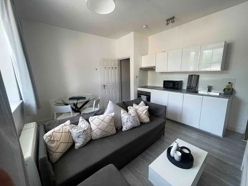 2BR Brighton City Escape | Sleeps 6 + FREE Parking - Image 1