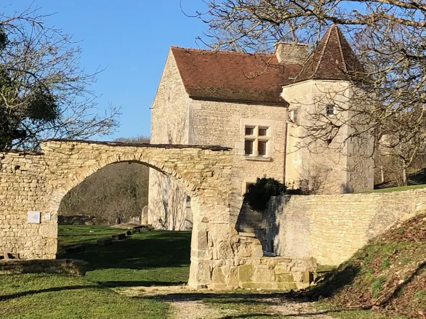 The Manoir de Pimelles is located in Burgundy 2h15 from Paris - Image 1