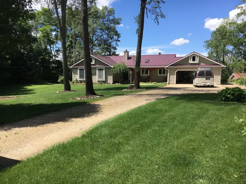 Gemütliche Ranch mit Walk Out Deck auf abgelegenen bewaldeten Grundstück am schönen privaten See. - Image 1