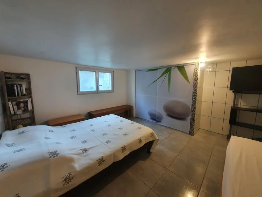 50 m2 basement apartment (ceiling height 1.80 m) - Image 1