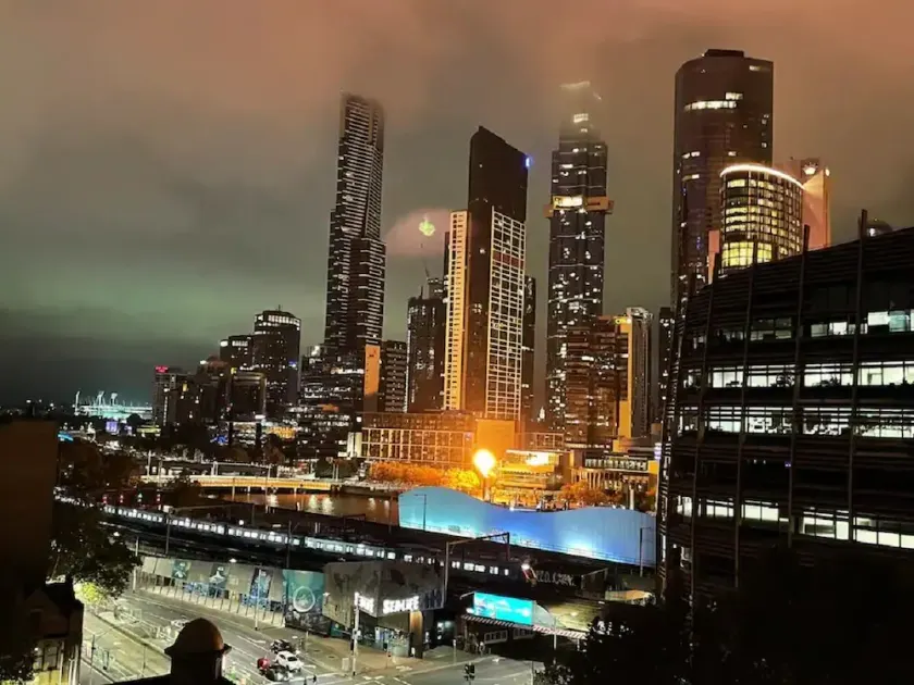 ‘Sunrise on Aura’ 2 bedroom Apartment with stunning views in the heart of Melb. - Image 1