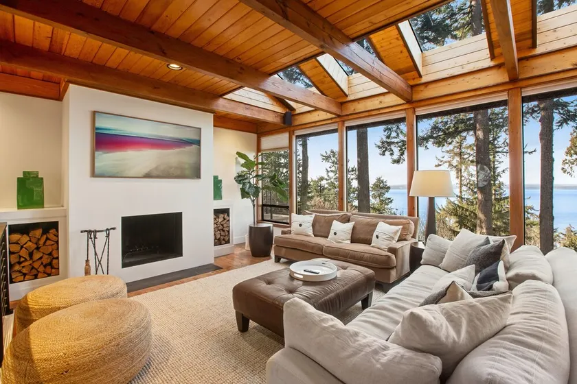 Exquisite oceanfront home with balcony, gym, & washer/dryer - Image 1