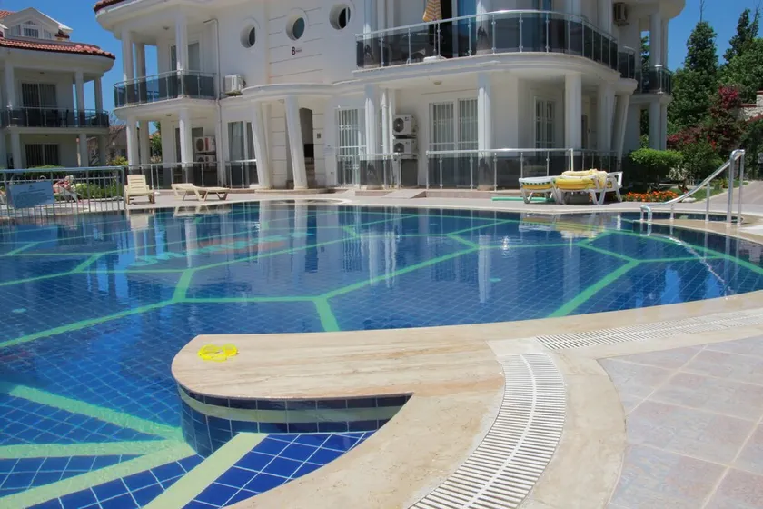 Ground Floor Apartment on a private complex with gardens and swimming pool - Image 1