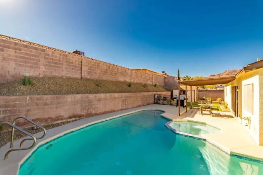 Appian · Stunning Renovated home, Included Heated Spa - Image 1