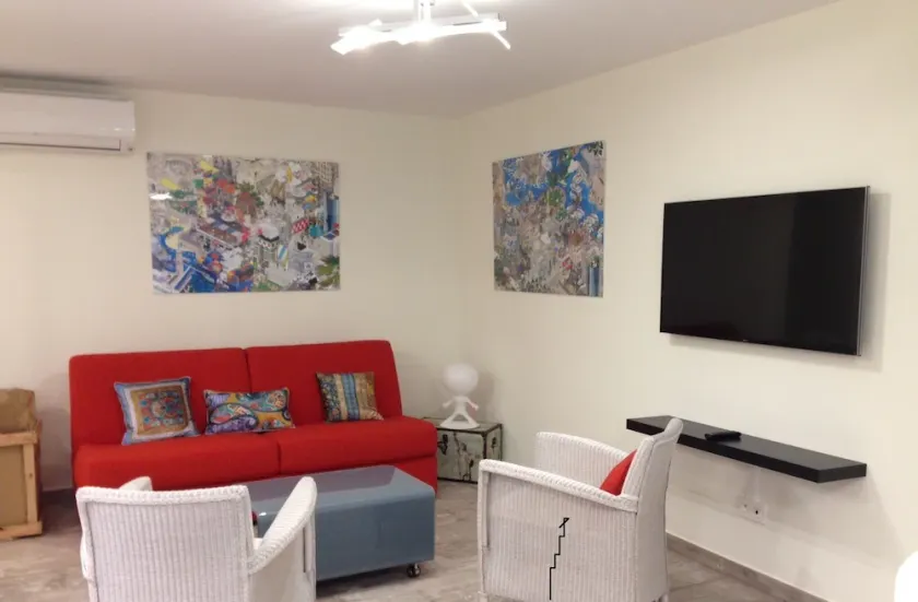 Downtown apartment with parking - Image 1