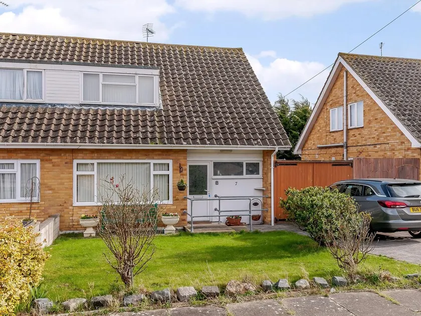 2 bedroom accommodation in Whitstable - Image 1