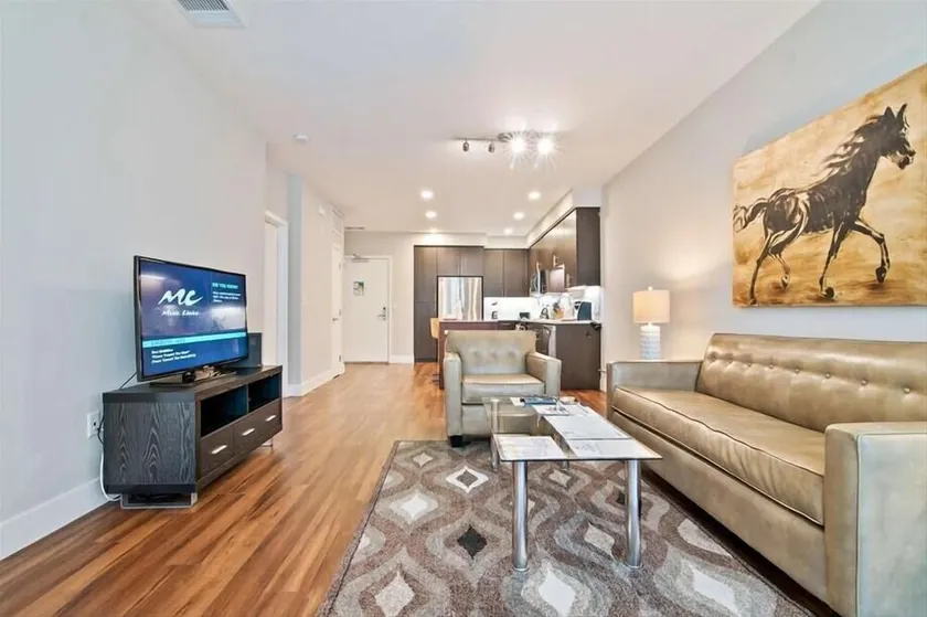 Spacious 1BR | Free WiFi | Laundry | Near Castro Street - Image 1