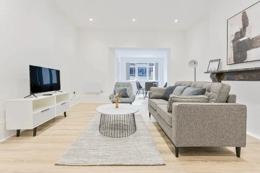 1BR Apartment in central Cheltenham with Terrace - Image 1