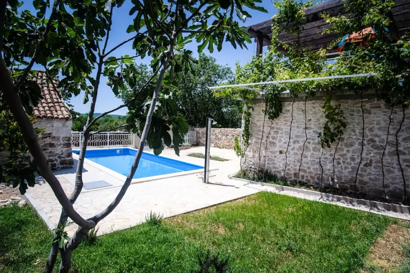 Casa de pedra com piscina para famílias - Image 1