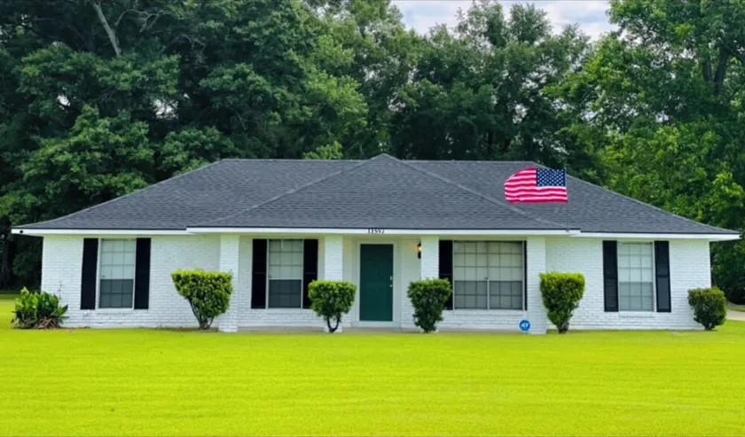 \"WELCOME TO ARTHUR’S PLACE! IDEAL FOR LARGE GROUPS AND PET FRIENDLY.\"  - Image 1
