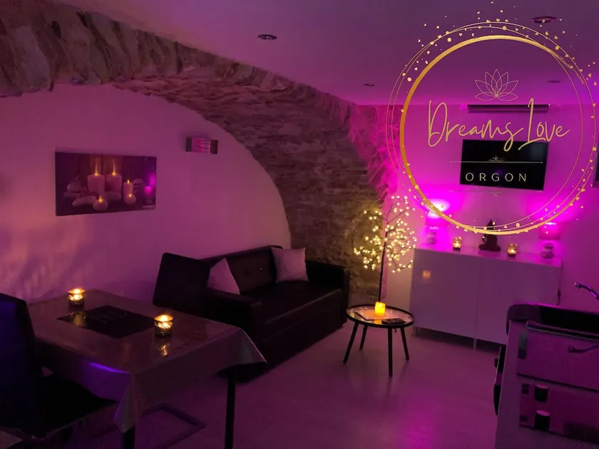 Appartement Love room avec jacuzzi et hammam privatisé Lieu insolite en amoureux Spa détente assurée avec de doux massages en options sur demande - Image 1
