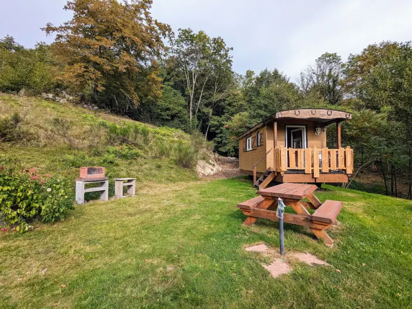 Roulotte cosy avec kitchenette, ruisseau apaisant et espace bien-être, nuit insolite à Ferdrupt - Image 1