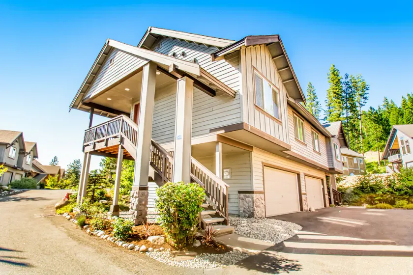 Mountain view condo with balcony, fireplace, pool, hot tub, gym & tennis - Image 1