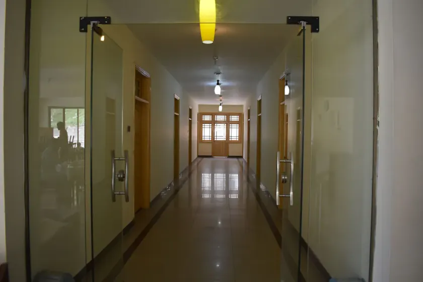 Hotel Cedar Inn - Image 1