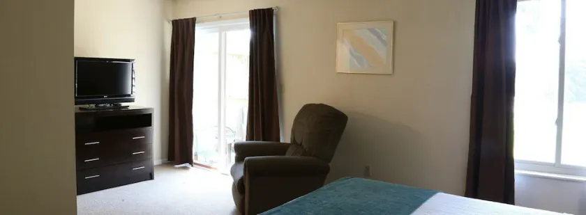 Spacious 2BR Townhouse Short Ride Away from Mountainview Golf Course - Image 1