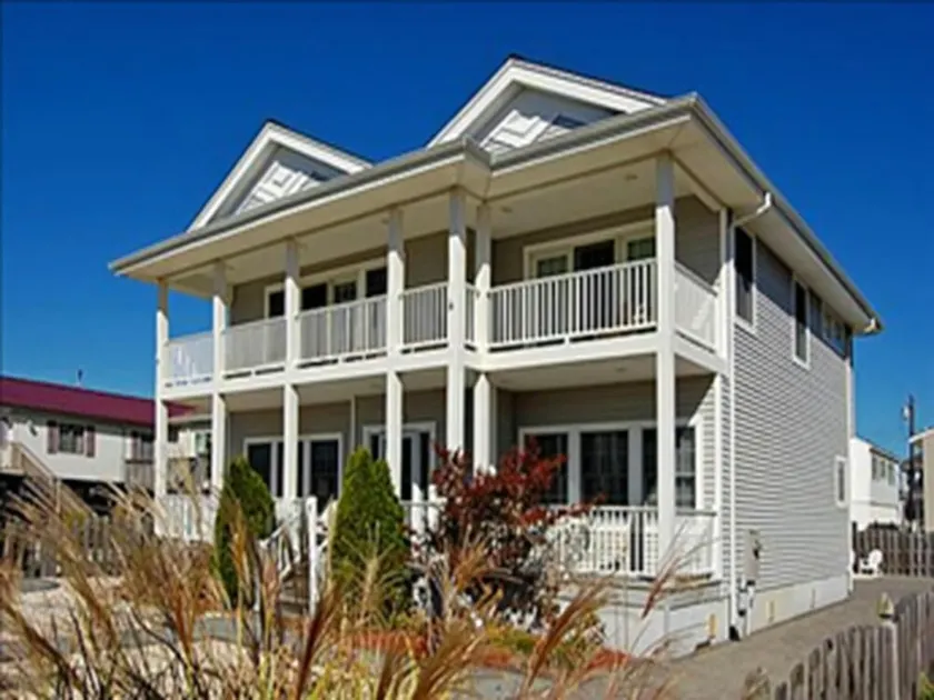6 bedroom accommodation in Beach Haven Gardens - Image 1