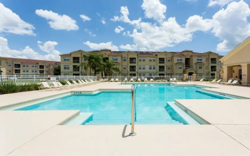 Smukke 3 Bed 2 Bath Luksus Poolside Condo - Image 1