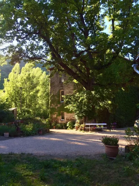 South Aveyron gîte on private riverside, sleeps 6 to 14 people - Image 1