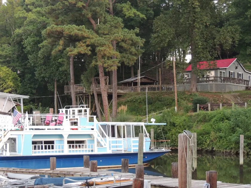 Une péniche chaleureuse et confortable de 50 pieds dans une marina fermée, pittoresque et paisible près de la cit - Image 1