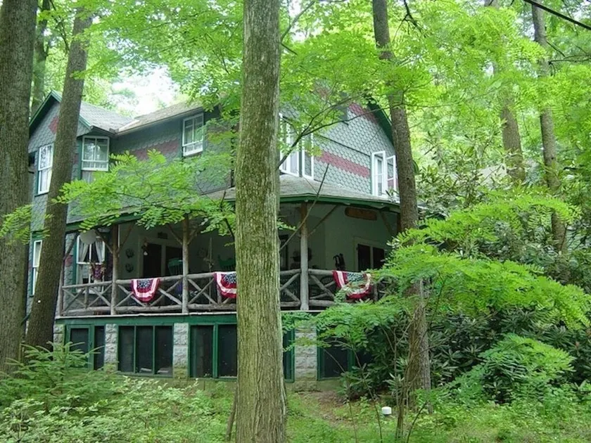 Stor Shadywood Cottage med Ombryd omkring Porch - Image 1