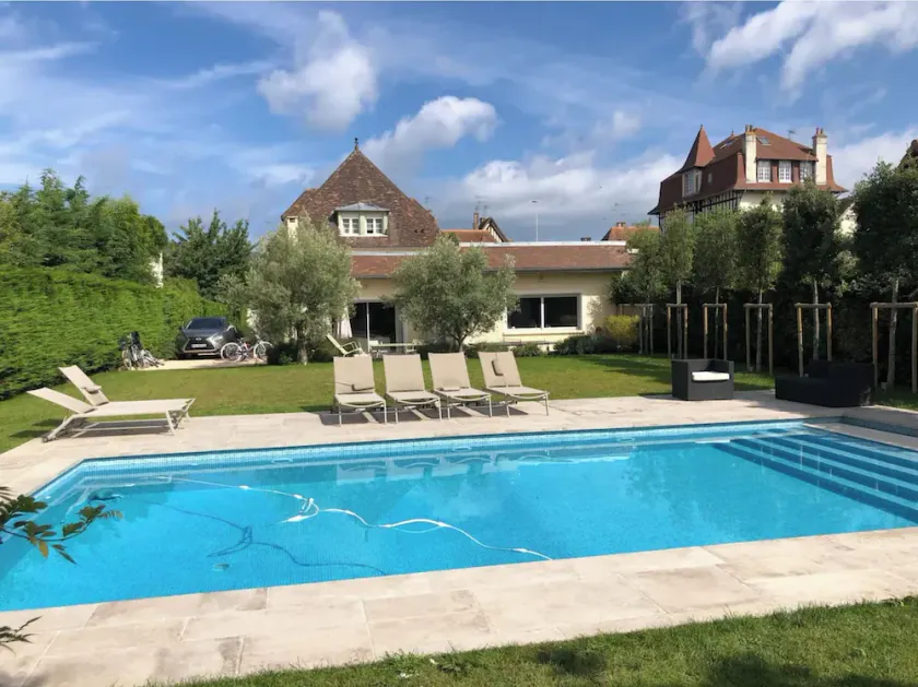 Modern family home with heated pool - Image 1