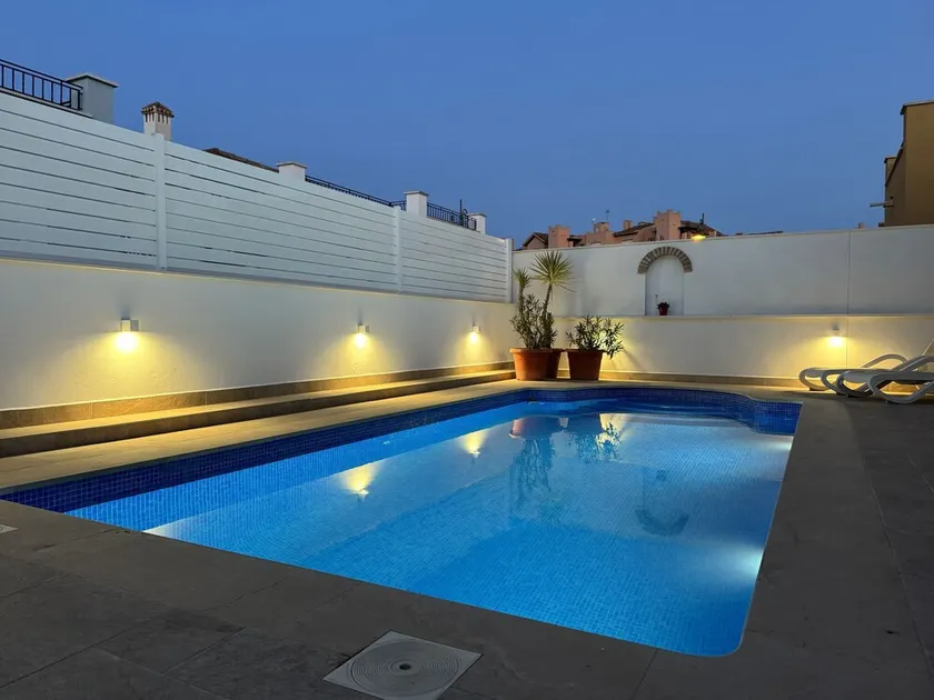 Luxus-Villa mit 2 Betten, 2 Bädern, beheiztem Pool, Klimaanlage und Blick auf den Garten - Image 1