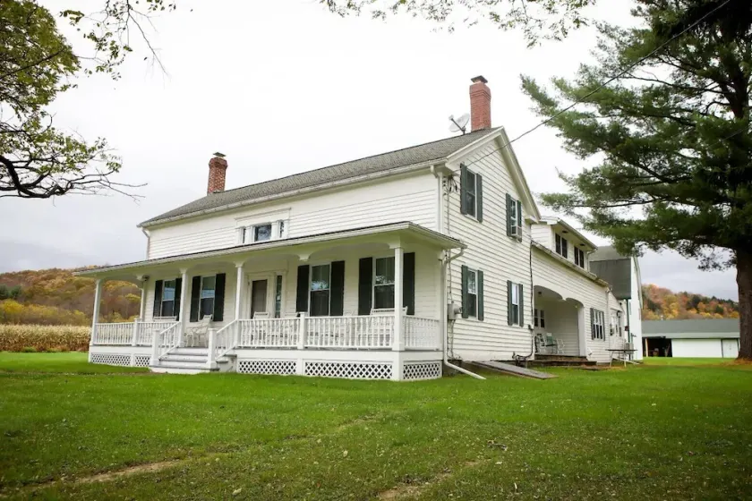 Rummeligt, ikonisk Central New York Farmhouse. - Image 1